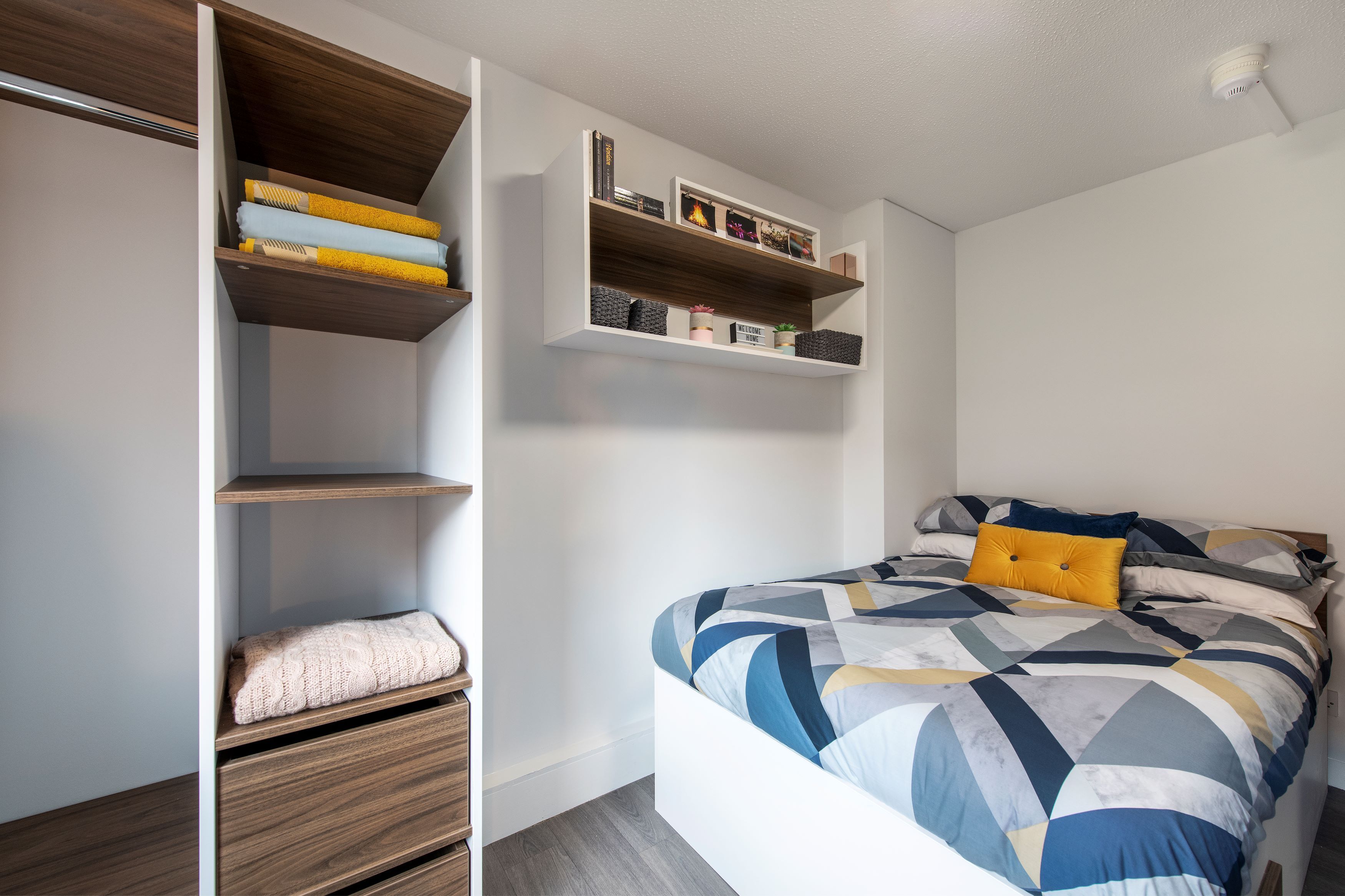 6 Bed Bronze - room